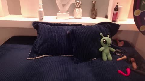 Milu Wallace  online show from October 2025 01:13:02 AM