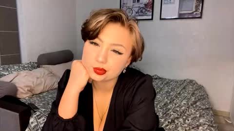 Luna Moon online show from October 2025 06:18:02 PM