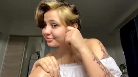 Luna Moon online show from November 2025 01:22:04 PM