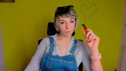 Snapshot of mishelle_blondie chatting on April 2026 03:10:02 PM Mishelle online show from April 2026 03:10:02 PM