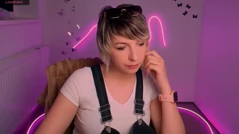 Snapshot of mishelle_blondie chatting on April 2026 11:58:02 AM Mishelle online show from April 2026 11:58:02 AM