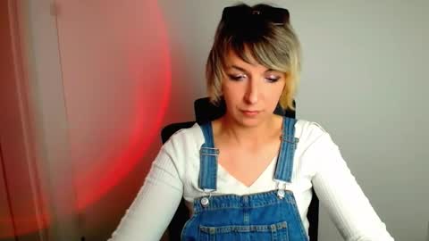 Snapshot of mishelle_blondie chatting on May 2026 01:28:02 PM Mishelle online show from May 2026 01:28:02 PM