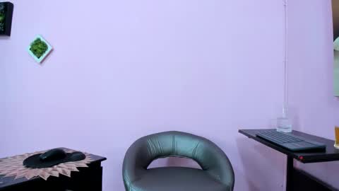 Snapshot of miss_flora chatting on September 2025 11:33:02 AM Monica Patricia online show from September 2025 11:33:02 AM