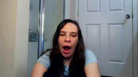 Snapshot of miss_sunshine01 chatting on June 2026 03:22:01 AM Bella online show from June 2026 03:22:01 AM