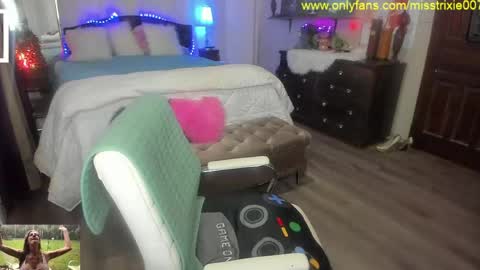 Trixie007 online show from May 2026 08:05:01 PM
