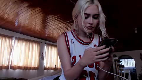 Snapshot of missluna27 chatting on December 2024 08:39:01 PM Miss Luna online show from December 2024 08:39:01 PM