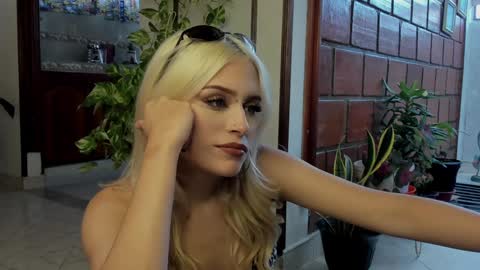 Snapshot of missluna27 chatting on December 2024 09:30:02 PM Miss Luna online show from December 2024 09:30:02 PM