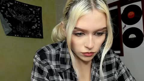 Snapshot of missluna27 chatting on December 2024 04:16:02 AM Miss Luna online show from December 2024 04:16:02 AM