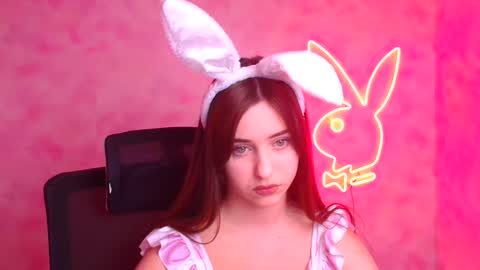 Mia online show from November 2025 06:52:01 PM