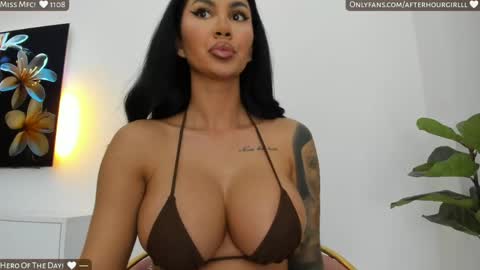 Snapshot of misspinkroom chatting on April 2026 07:18:01 PM Renata online show from April 2026 07:18:01 PM