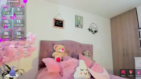 ... Independent model online show from September 2025 04:49:02 AM