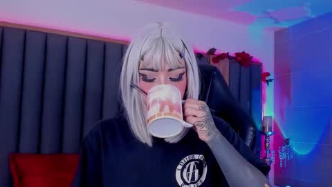 Snapshot of misstomie_ chatting on January 2025 01:18:02 PM Tomiehelp me get to 100 thumbs up online show from January 2025 01:18:02 PM