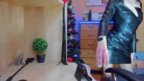 Snapshot of mistress_kristi chatting on December 2024 07:30:02 PM Mistress Kristi online show from December 2024 07:30:02 PM