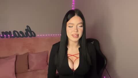 Mia online show from October 2025 08:33:01 PM