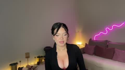 Mia online show from May 2026 07:45:02 PM