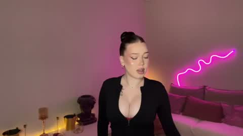 Mia online show from June 2026 01:23:02 PM