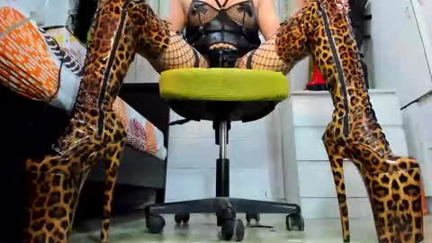 Tiffany online show from December 2025 05:12:02 AM