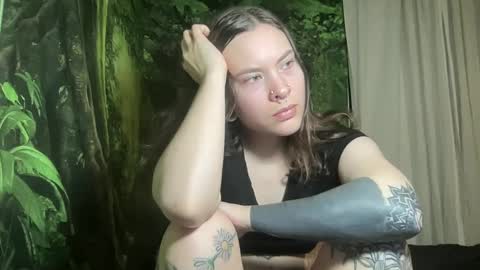 Snapshot of mo0n_goddess chatting on January 2025 05:08:02 AM Misty online show from January 2025 05:08:02 AM