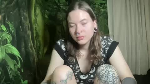 Snapshot of mo0n_goddess chatting on January 2025 04:48:01 AM Misty online show from January 2025 04:48:01 AM