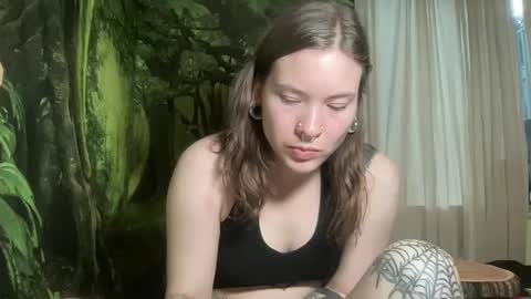 Snapshot of mo0n_goddess chatting on February 2025 01:31:01 AM Misty online show from February 2025 01:31:01 AM