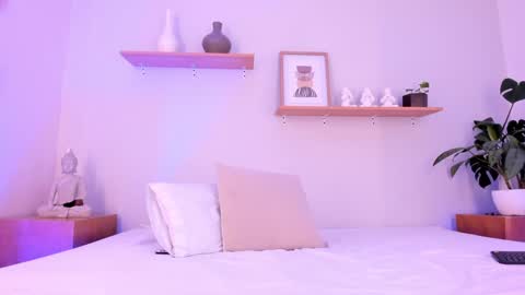 Snapshot of moll1e_ chatting on February 2025 03:07:01 PM M o L l i E online show from February 2025 03:07:01 PM