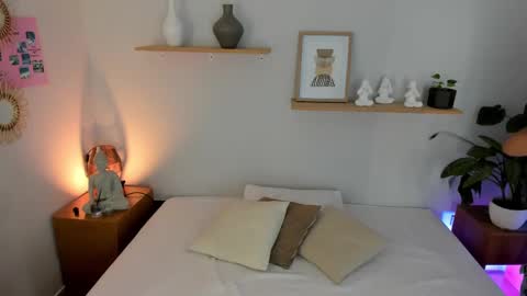 Snapshot of moll1e_ chatting on March 2025 12:12:01 PM M o L l i E online show from March 2025 12:12:01 PM