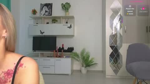 molliblum online show from May 2026 02:22:01 PM