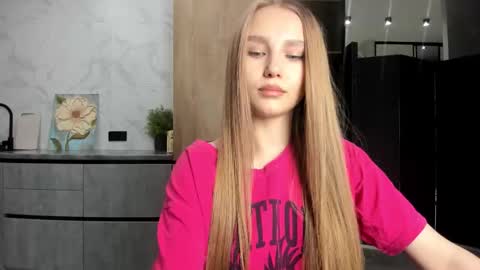 Snapshot of molly_555 chatting on December 2025 09:16:01 AM Sima online show from December 2025 09:16:01 AM