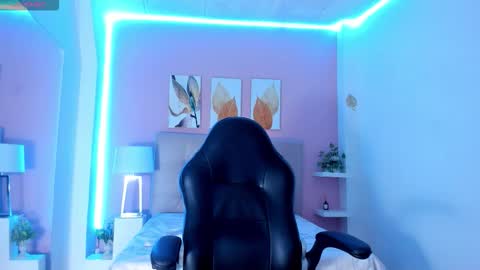 Snapshot of molly_h0t chatting on March 2026 12:44:01 PM online show from March 2026 12:44:01 PM