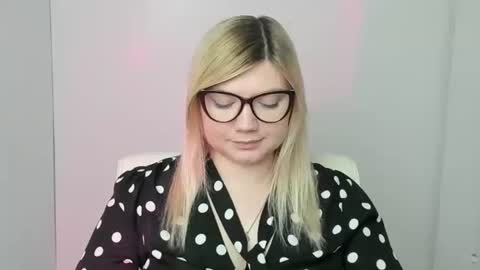 Molly online show from October 2025 12:42:02 PM