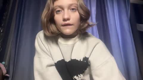 Snapshot of molly_poly chatting on November 2025 12:27:01 PM molly_poly online show from November 2025 12:27:01 PM