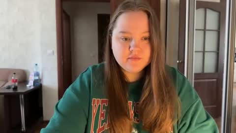 Snapshot of mollyas chatting on April 2026 09:15:01 AM Alice online show from April 2026 09:15:01 AM