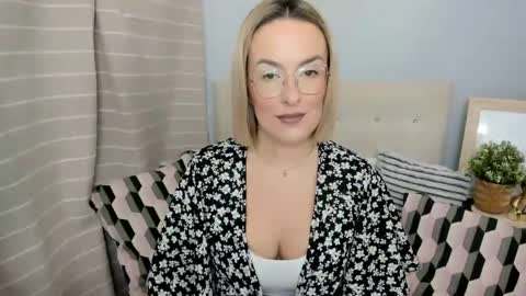 Snapshot of mollycrazy chatting on November 2025 06:40:01 PM MollyCrazy online show from November 2025 06:40:01 PM