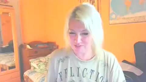 Mollyjoyq online show from May 2026 06:48:01 PM