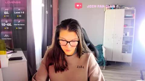 Snapshot of mollylollipop20 chatting on September 2025 04:03:01 AM KIRA online show from September 2025 04:03:01 AM