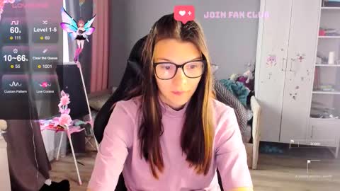 Snapshot of mollylollipop20 chatting on October 2025 04:10:01 AM KIRA online show from October 2025 04:10:01 AM