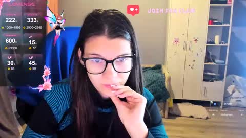 Snapshot of mollylollipop20 chatting on October 2025 01:17:01 AM KIRA online show from October 2025 01:17:01 AM