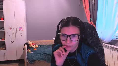 Snapshot of mollylollipop20 chatting on December 2025 02:50:02 AM KIRA online show from December 2025 02:50:02 AM