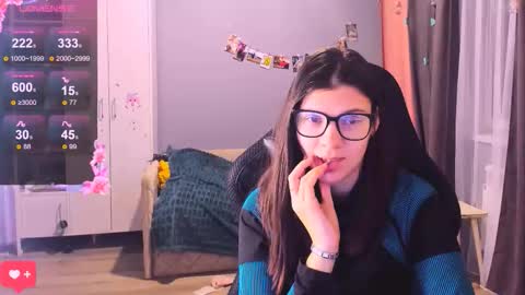 Snapshot of mollylollipop20 chatting on December 2025 02:19:02 AM KIRA online show from December 2025 02:19:02 AM