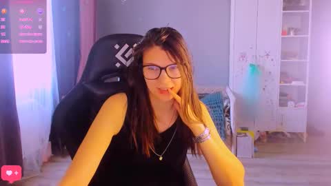 Snapshot of mollylollipop20 chatting on March 2026 04:18:01 AM KIRA online show from March 2026 04:18:01 AM