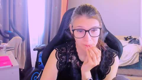 Snapshot of mollylollipop20 chatting on April 2026 06:17:01 AM KIRA online show from April 2026 06:17:01 AM