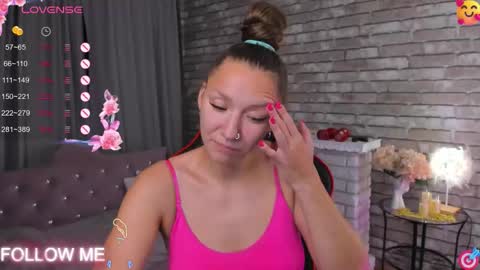 hi im Molly heregreat boobs big heart  warm pussy  online show from October 2025 12:42:02 AM