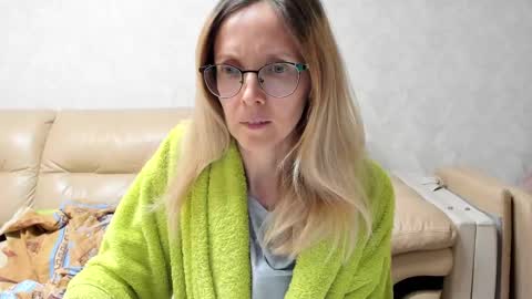 Snapshot of mollystory chatting on February 2025 04:14:02 PM AngelMomm online show from February 2025 04:14:02 PM