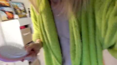 Snapshot of mollystory chatting on February 2025 04:32:02 AM AngelMomm online show from February 2025 04:32:02 AM