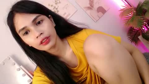 Snapshot of momi_khem019 chatting on May 2026 06:55:01 AM MOMIKHEM online show from May 2026 06:55:01 AM