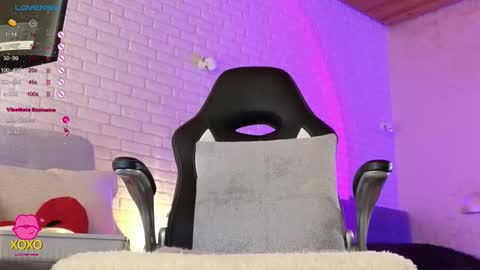 Snapshot of mommy_goddess chatting on November 2025 08:04:01 AM mommy_goddess online show from November 2025 08:04:01 AM