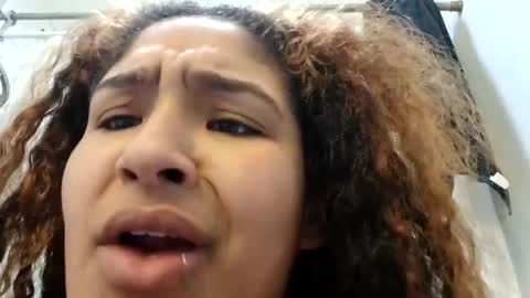 Snapshot of mommybubbles chatting on January 2025 01:20:01 PM Mommy bubbles online show from January 2025 01:20:01 PM