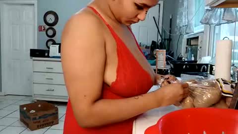 Snapshot of mommybubbles chatting on January 2025 08:25:02 PM Mommy bubbles online show from January 2025 08:25:02 PM