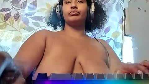 Snapshot of mommybubbles chatting on October 2025 05:43:02 PM Mommy bubbles online show from October 2025 05:43:02 PM