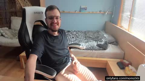 Snapshot of momotkb chatting on September 2025 07:27:02 PM momotkb online show from September 2025 07:27:02 PM